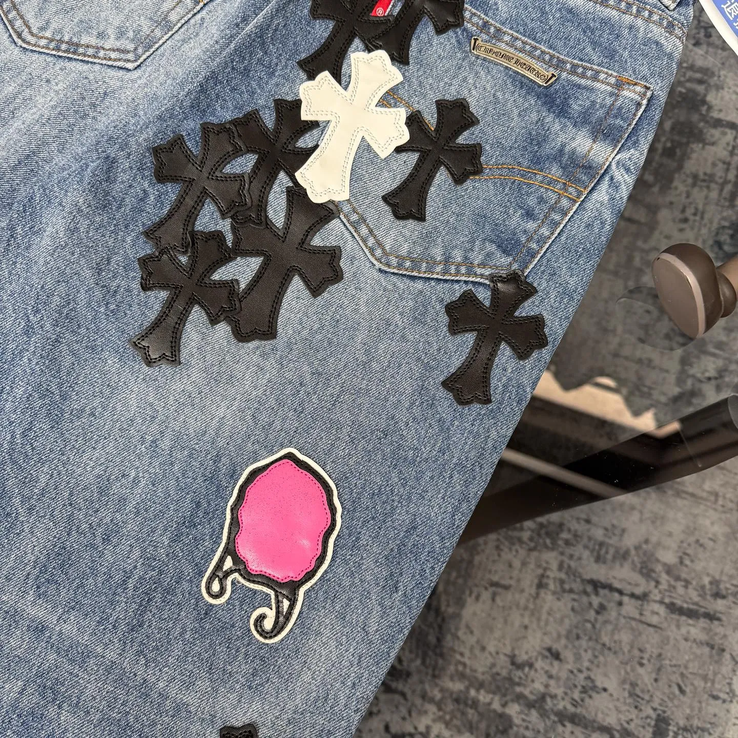 P320 Chrome Heart Blue Ox King Graffiti Multi-Color Leather Jeans [Same Style as L*Xiang] Chrome Heart Blue Ox King Graffiti Multi-Color Leather Jeans are the “king of the market” in the fashion industry! Made of high-quality denim and processed through complex washing processes, the distressed effect is super unique. The multi-color leather and graffiti design bring out the cool street genes of Crowe. Each pair of pants is unique, and you can directly transform into a street trend ICON when you put it on. The matching method is super cool: High street style: Pair it with a black hooded sweatshirt, thick-soled boots, and stacked silver chains. When you go to the stage or on the street, you will have an aura of 2.8 meters. You can slay at concerts and out on the street. Mix and match trendy styles: wear a suit jacket + canvas shoes for boys, and wear a short crop top + dad shoes for girls. Mix and match to create a sense of contrast, full of fashion sense, and the hair tie will get likes in seconds when taking photos. Couples share the same style: one pair with each other, the boy wears a solid color T + sneakers, the girl wears a short top + sneakers, they are the most eye-catching trendy couple when they go out, and they keep turning heads! No matter what your style is, these pants can help you grasp the essence of the trend. It is a must-have for trendy players. You will look the most beautiful on the street when you put it on! Size: 28/30/32/34/36 Waist: 70/75/80/85/90 Pants length: 102/104/106/108/110